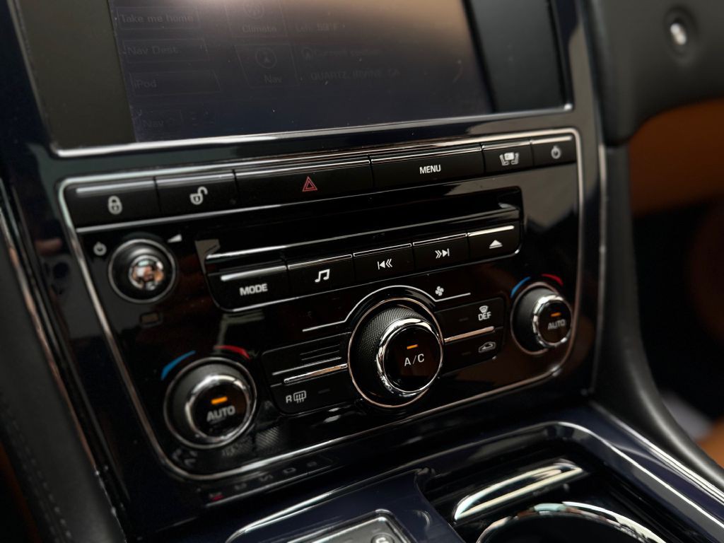 2011 Jaguar XJ Image 29