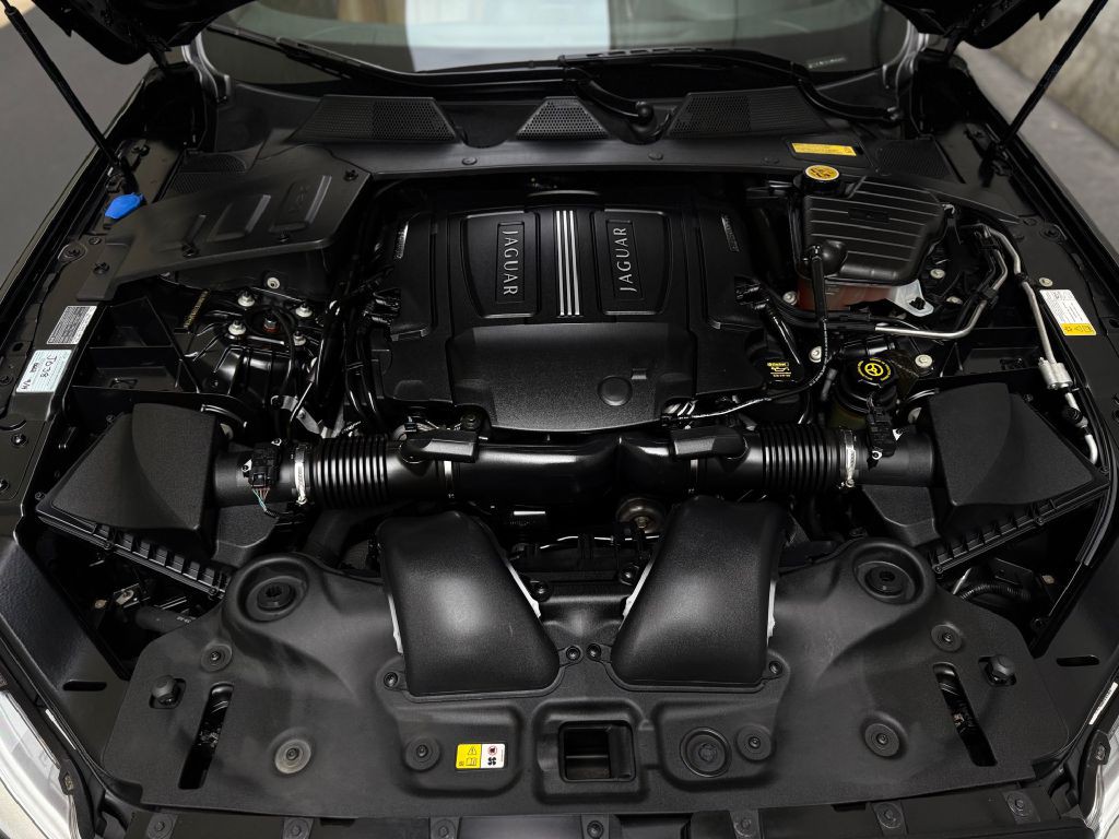 2011 Jaguar XJ Image 32