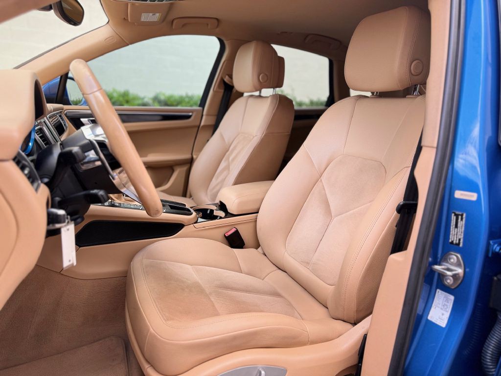 2015 Porsche Macan Image 18