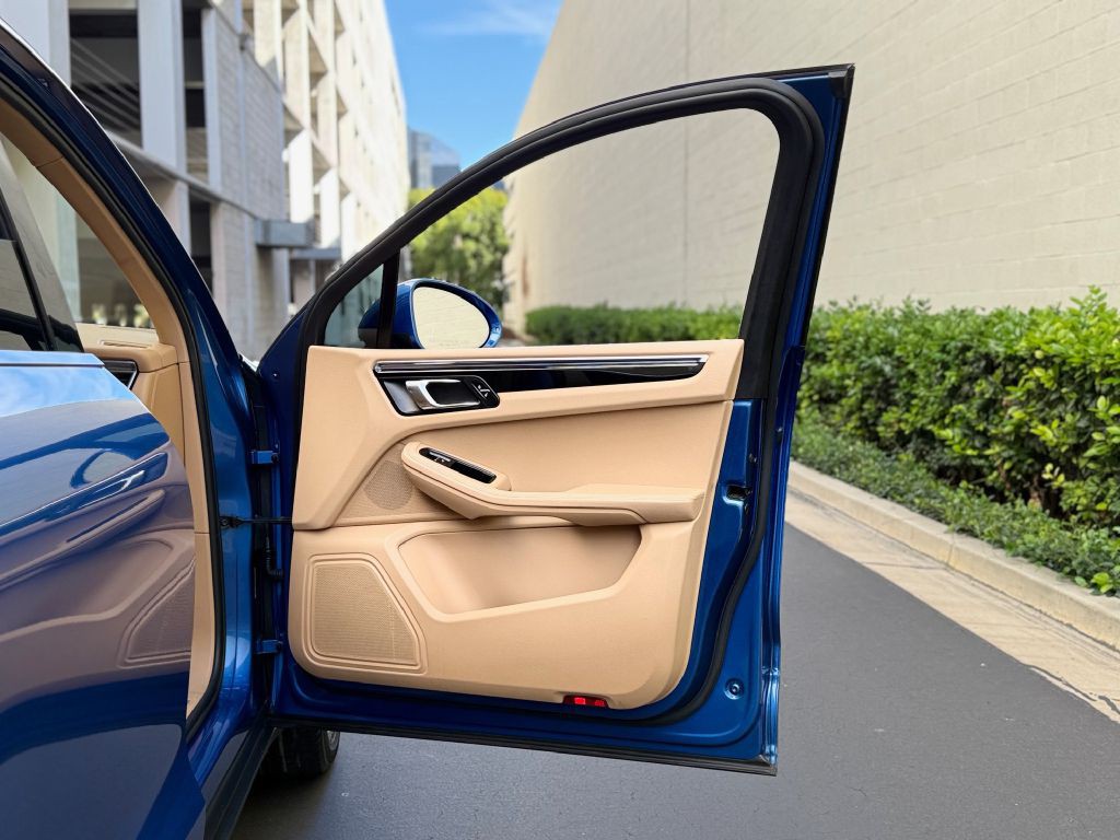 2015 Porsche Macan Image 26