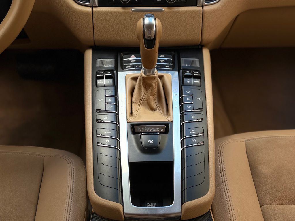 2015 Porsche Macan Image 28