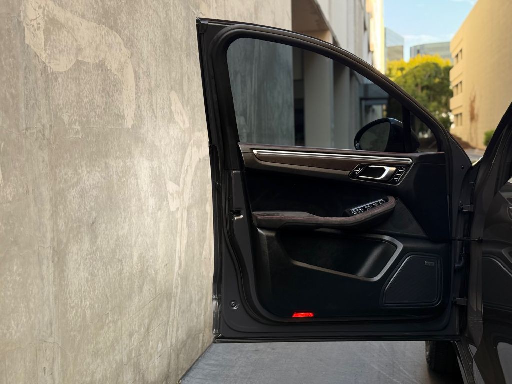 2017 Porsche Macan Image 23