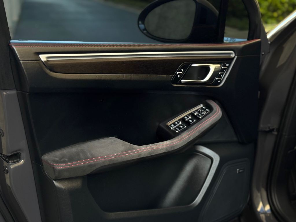 2017 Porsche Macan Image 24