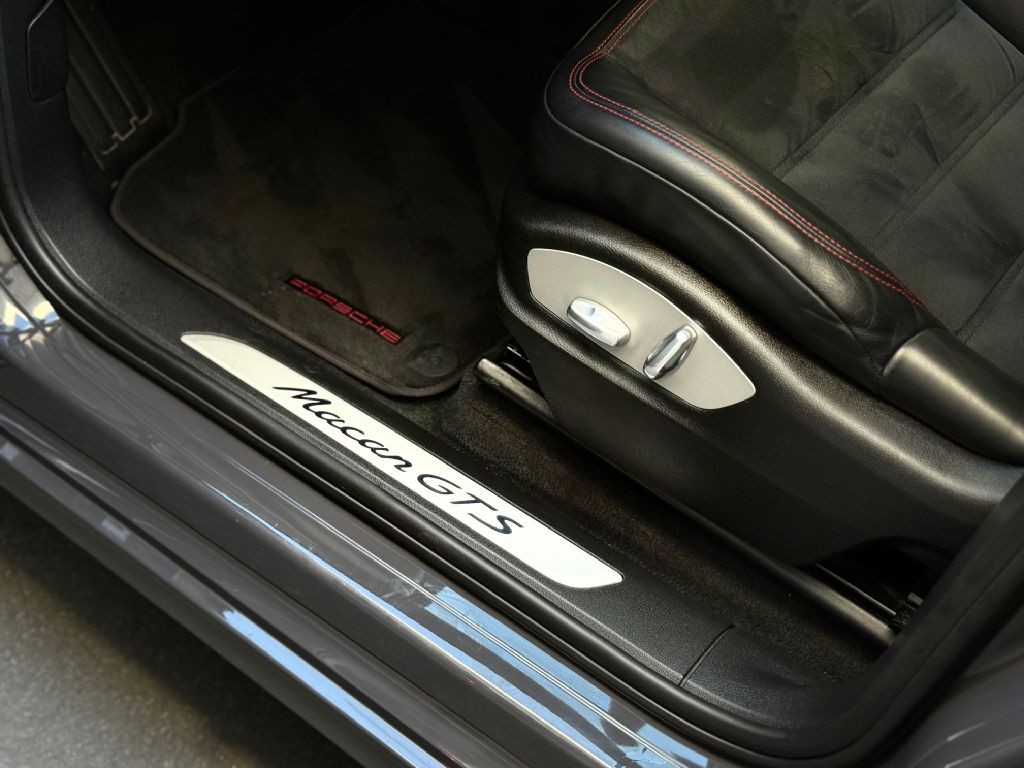 2017 Porsche Macan Image 25