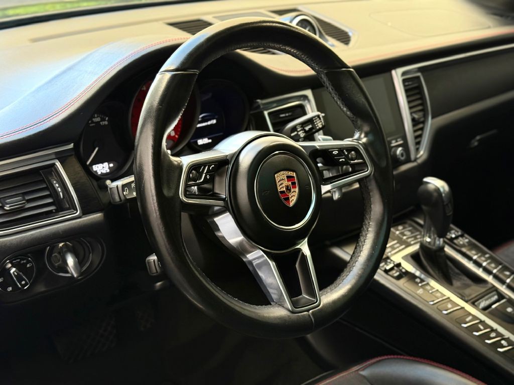 2017 Porsche Macan Image 26