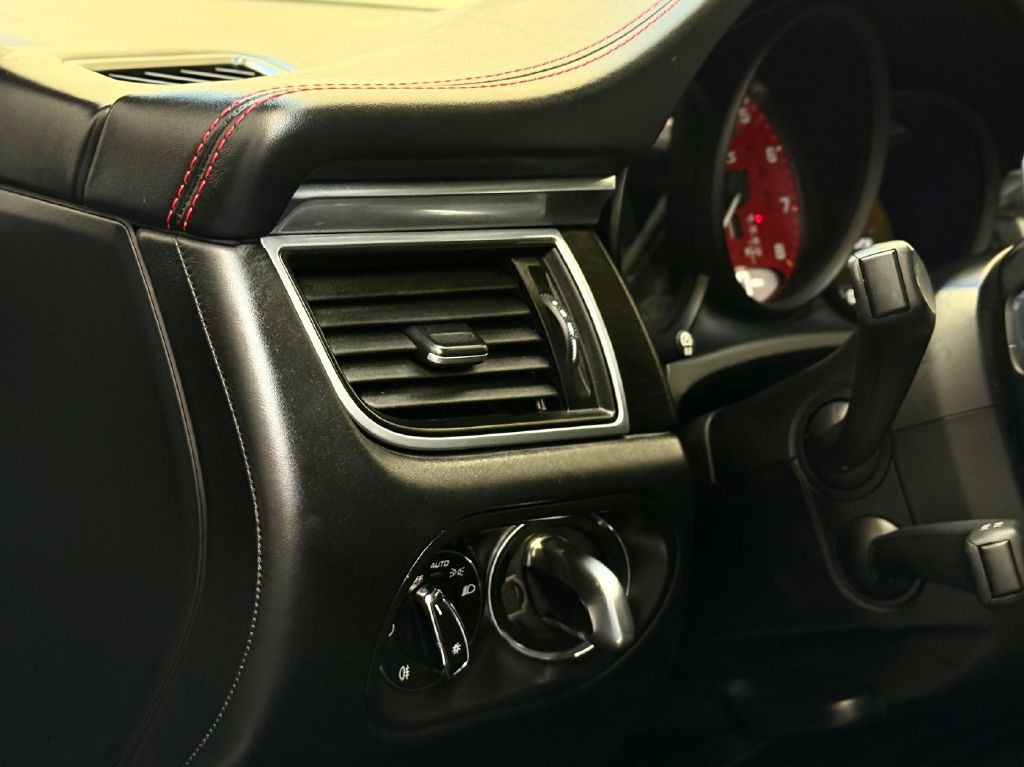 2017 Porsche Macan Image 27