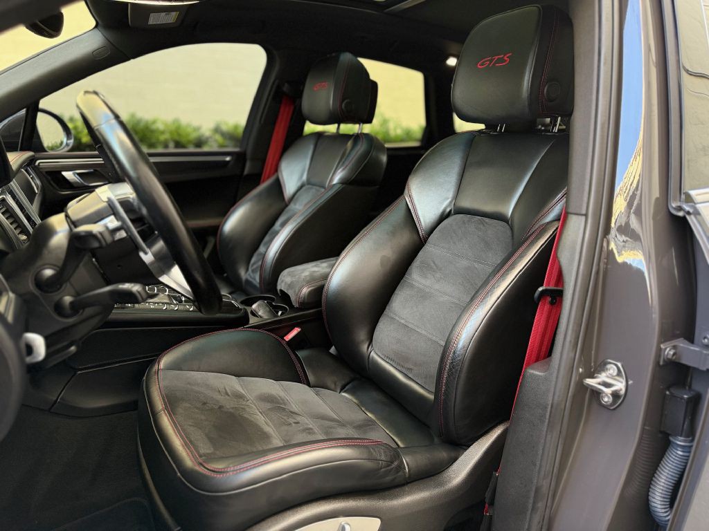2017 Porsche Macan Image 28