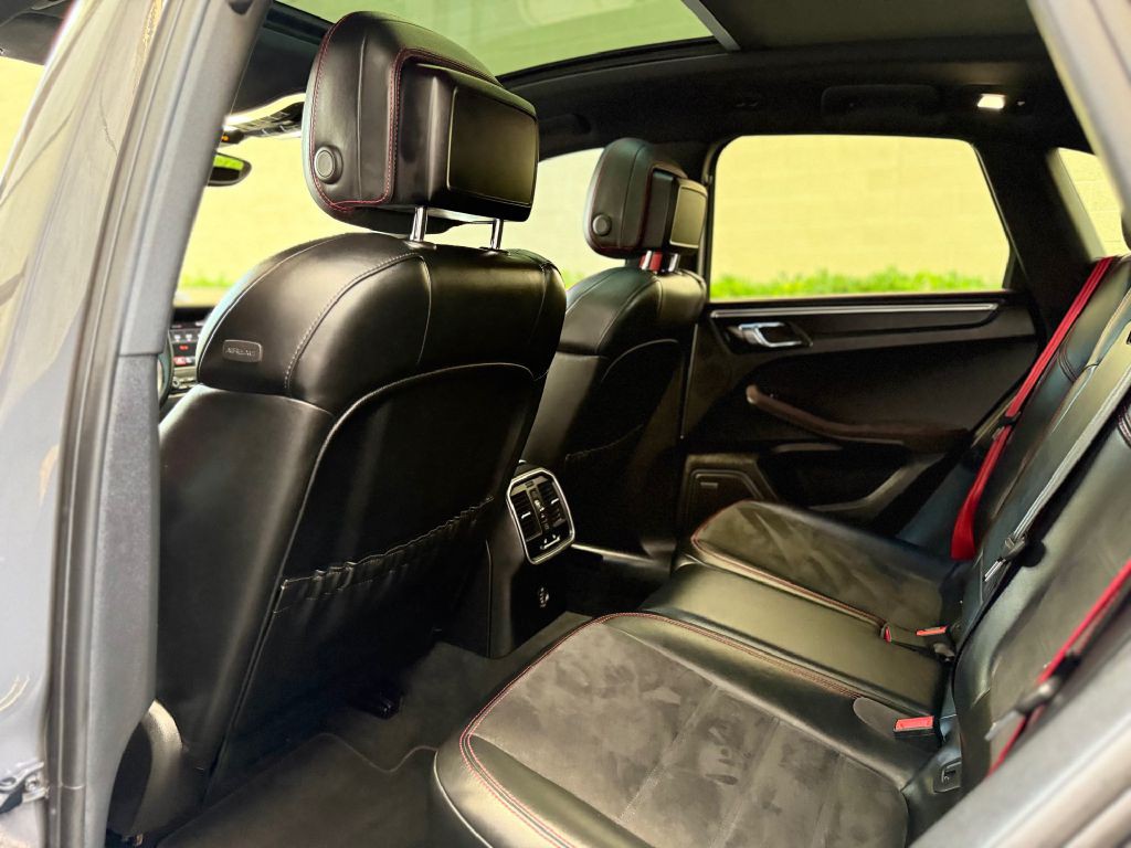 2017 Porsche Macan Image 29