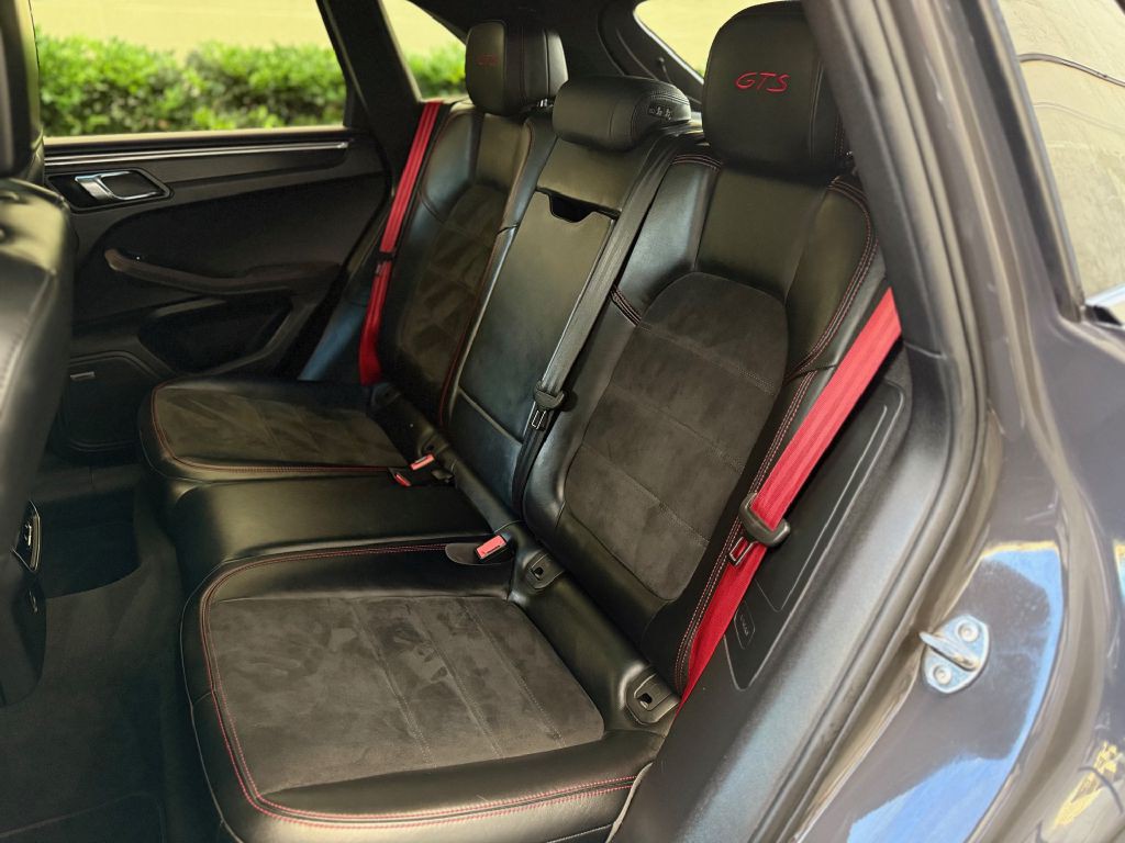 2017 Porsche Macan Image 31