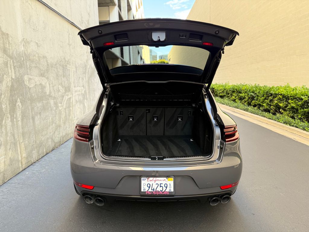 2017 Porsche Macan Image 32