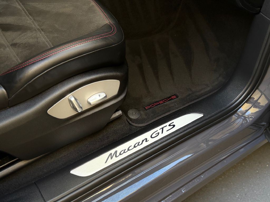 2017 Porsche Macan Image 34