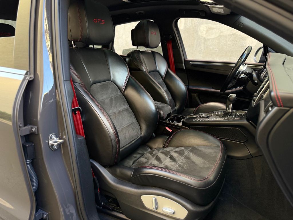 2017 Porsche Macan Image 37