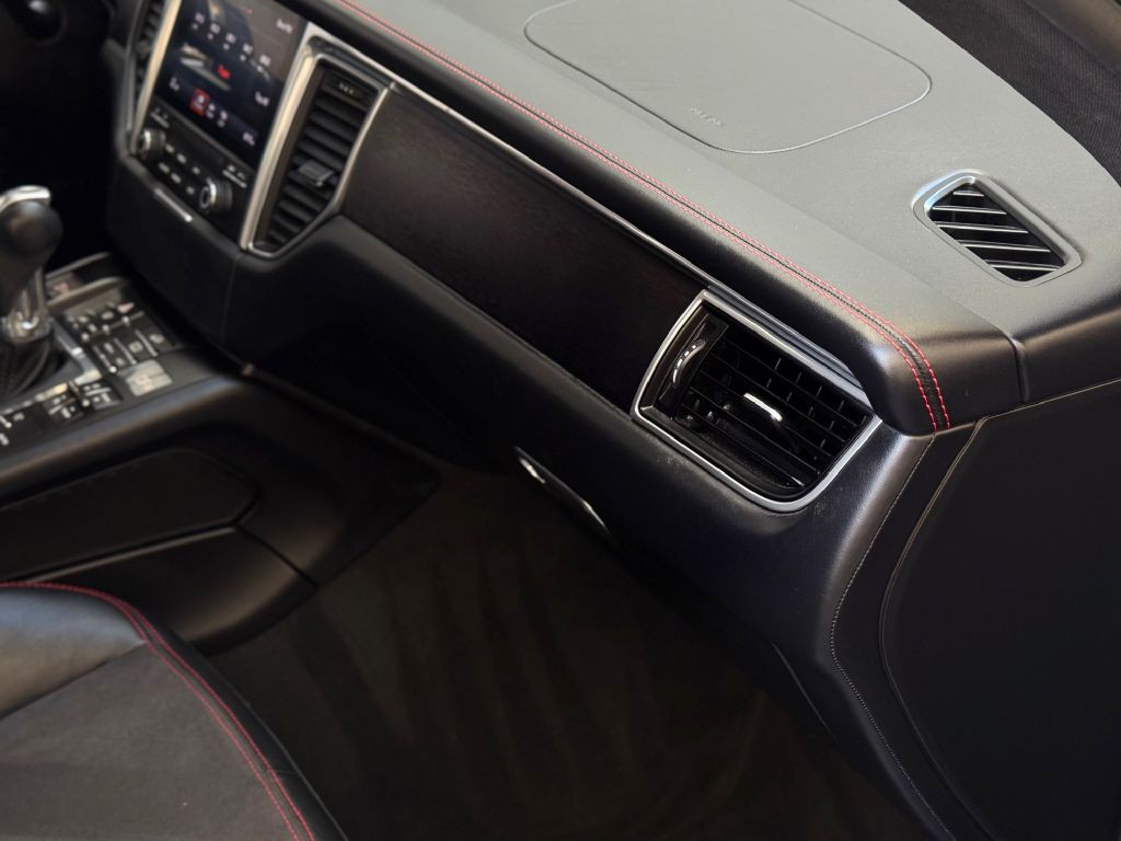 2017 Porsche Macan Image 38