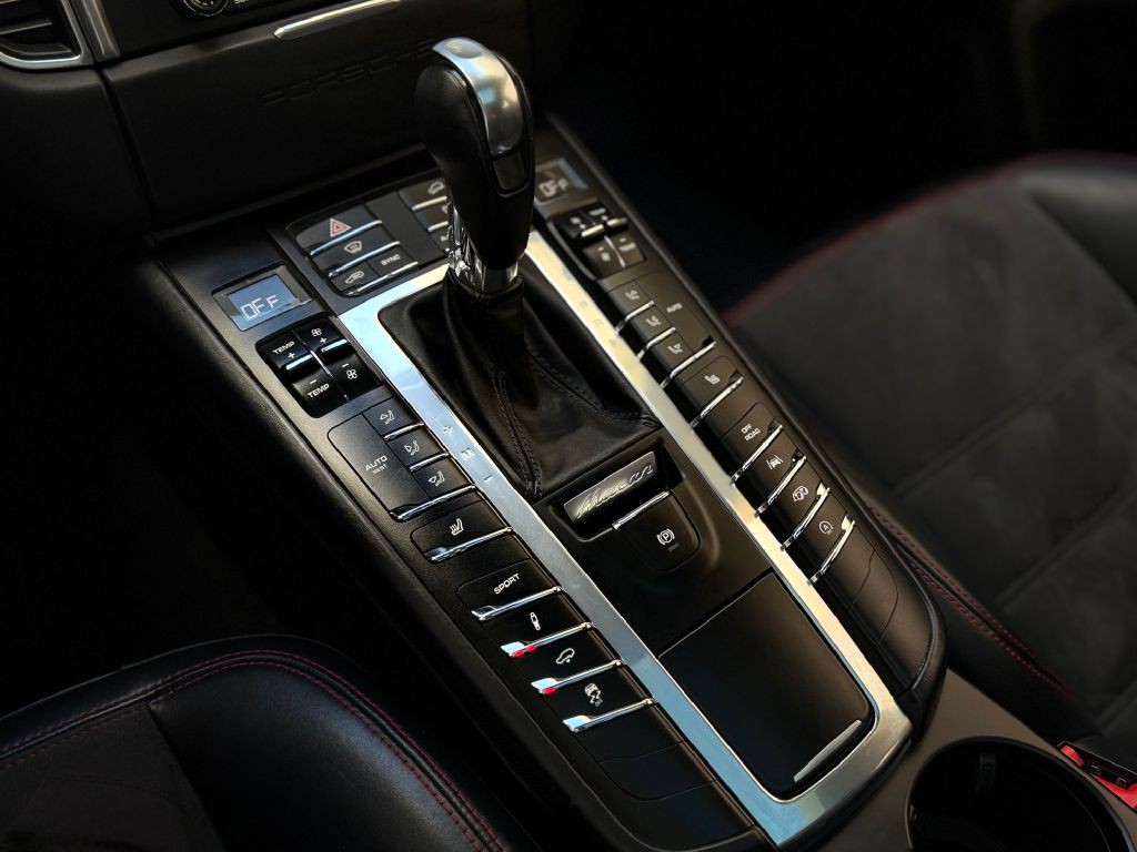 2017 Porsche Macan Image 44