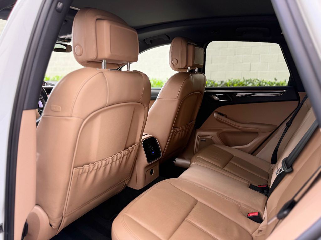 2021 Porsche Macan Image 17