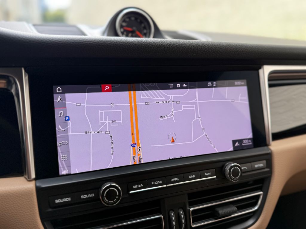 2021 Porsche Macan Image 20