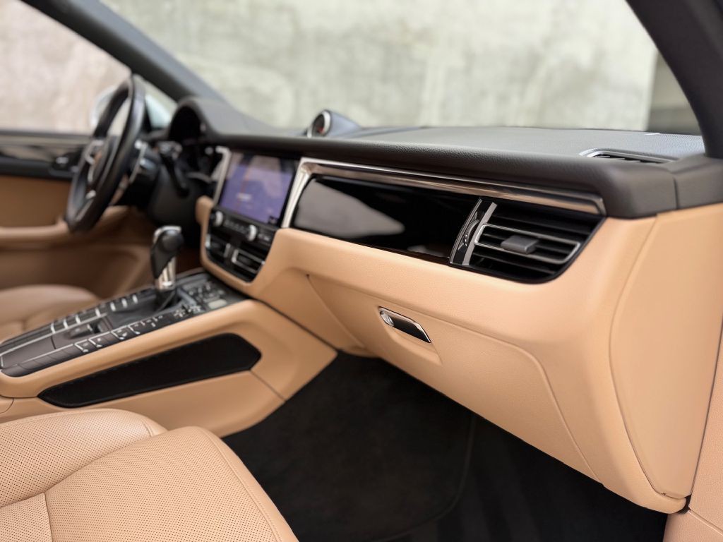 2021 Porsche Macan Image 26