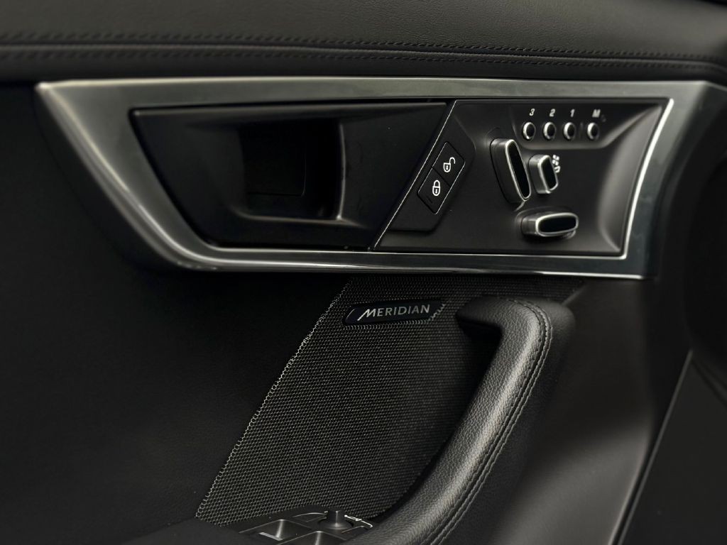 2018 Jaguar F-TYPE Image 19