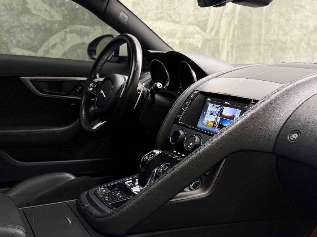 2018 Jaguar F-TYPE Image 23