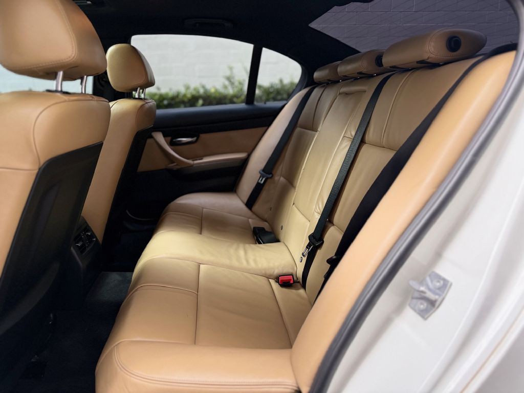 2011 BMW M3 Image 20