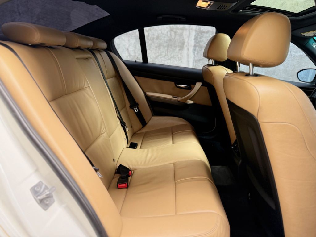 2011 BMW M3 Image 24