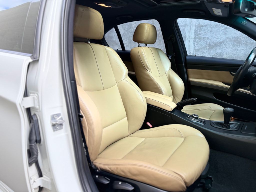 2011 BMW M3 Image 25