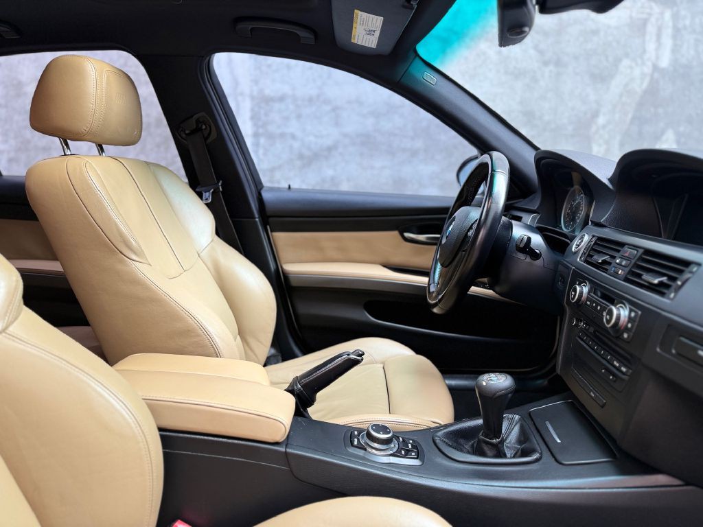 2011 BMW M3 Image 26
