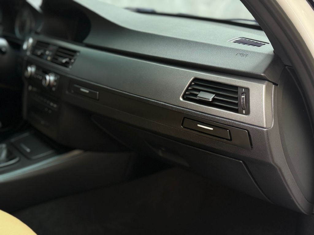 2011 BMW M3 Image 28