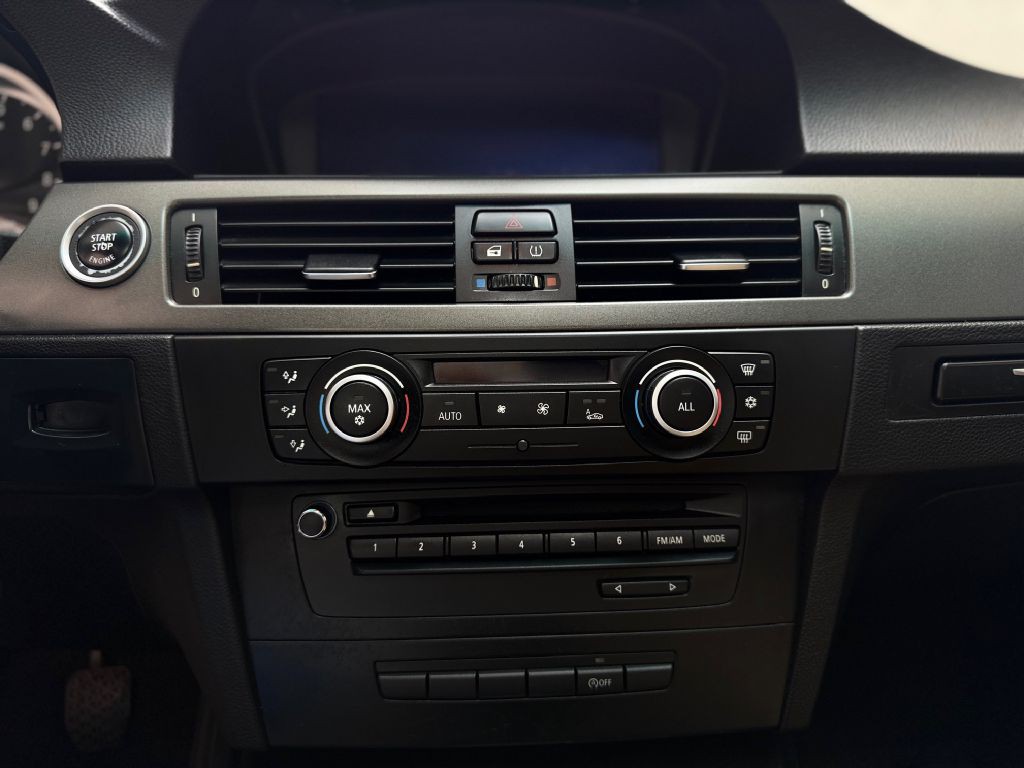 2011 BMW M3 Image 32