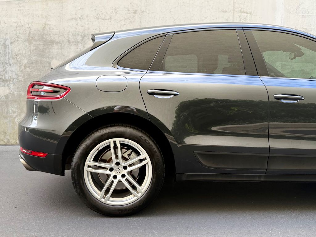 2018 Porsche Macan Image 16
