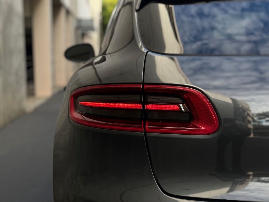 2018 Porsche Macan Image 18