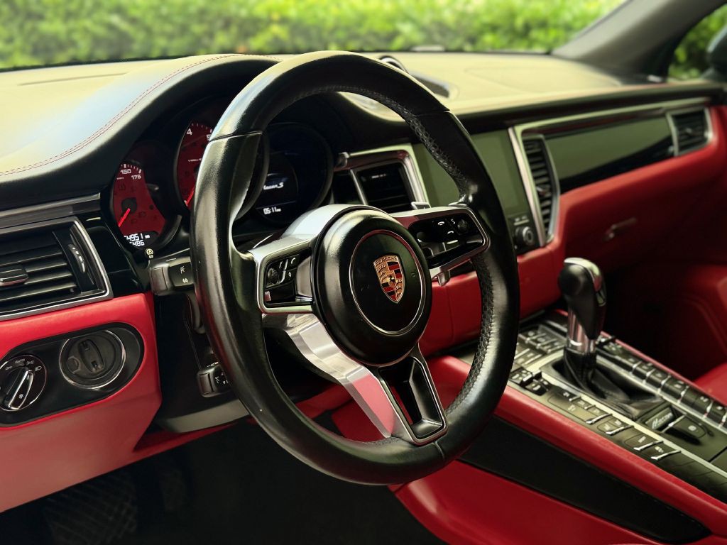 2018 Porsche Macan Image 21