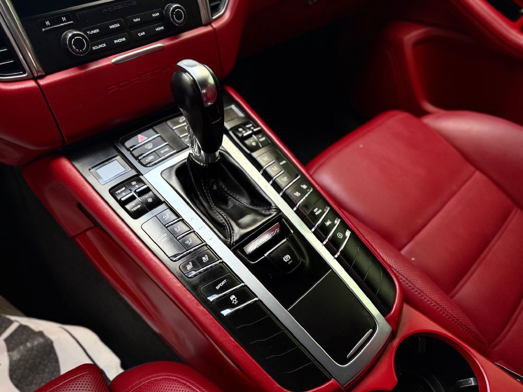 2018 Porsche Macan Image 24