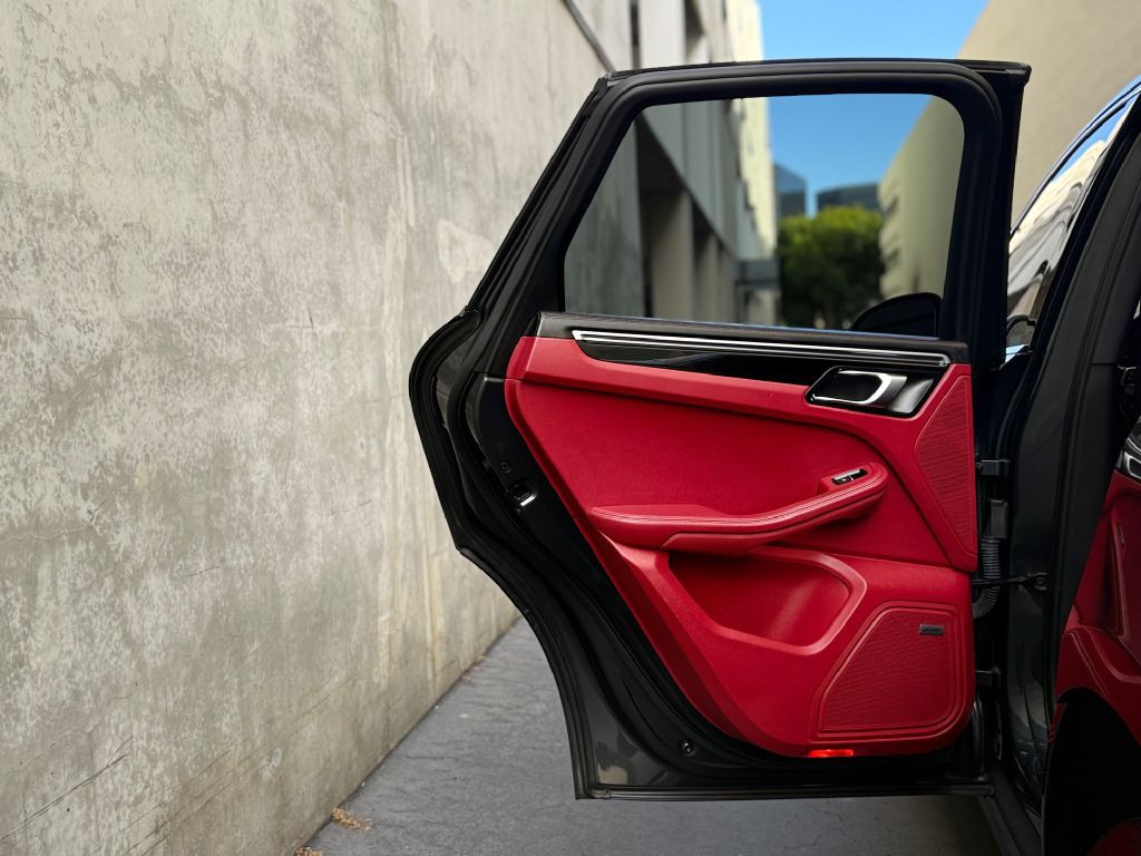 2018 Porsche Macan Image 25