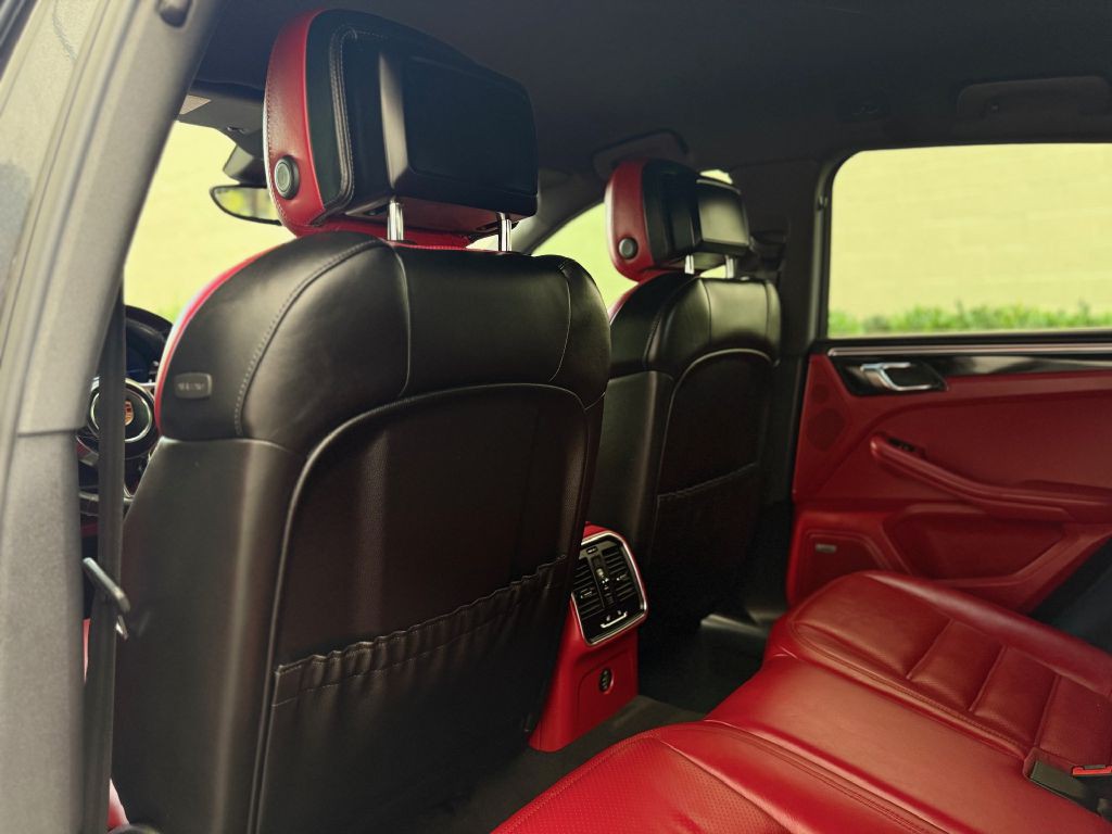 2018 Porsche Macan Image 26
