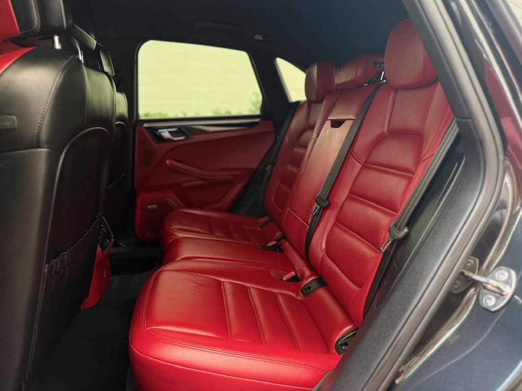 2018 Porsche Macan Image 27