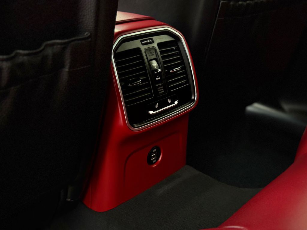 2018 Porsche Macan Image 28