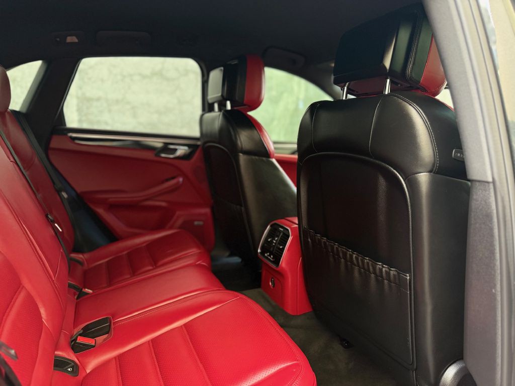 2018 Porsche Macan Image 30