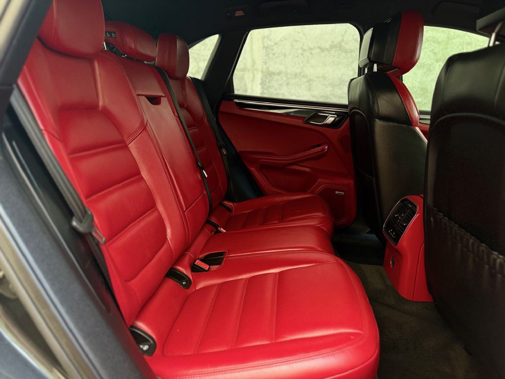 2018 Porsche Macan Image 31