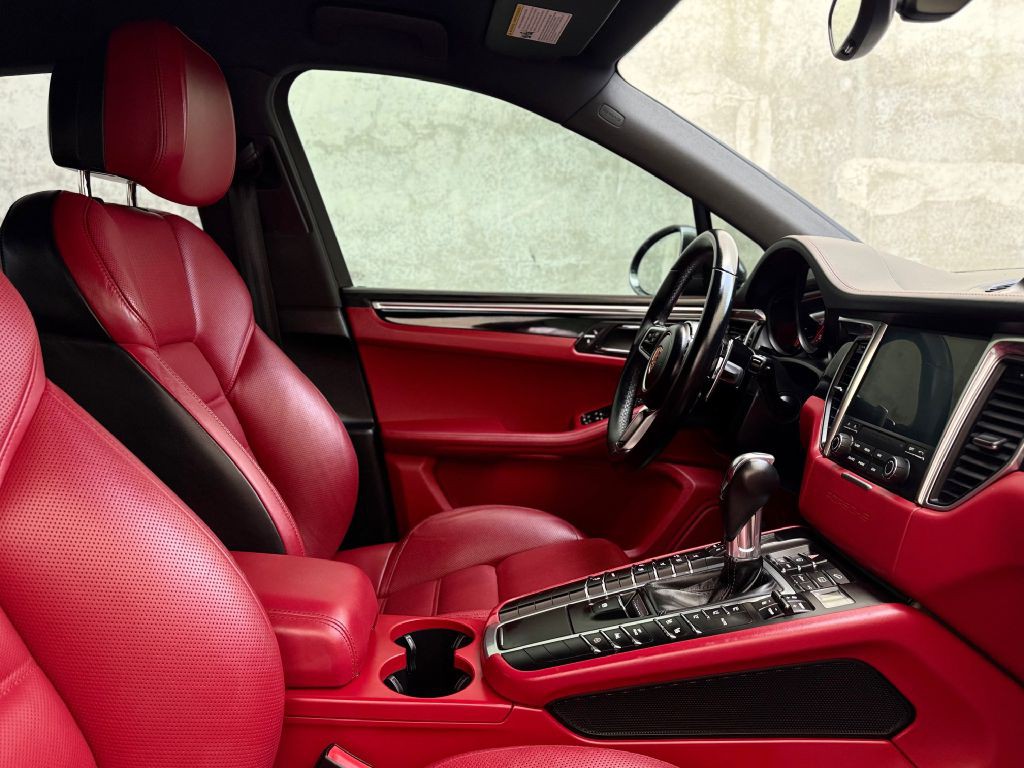 2018 Porsche Macan Image 34