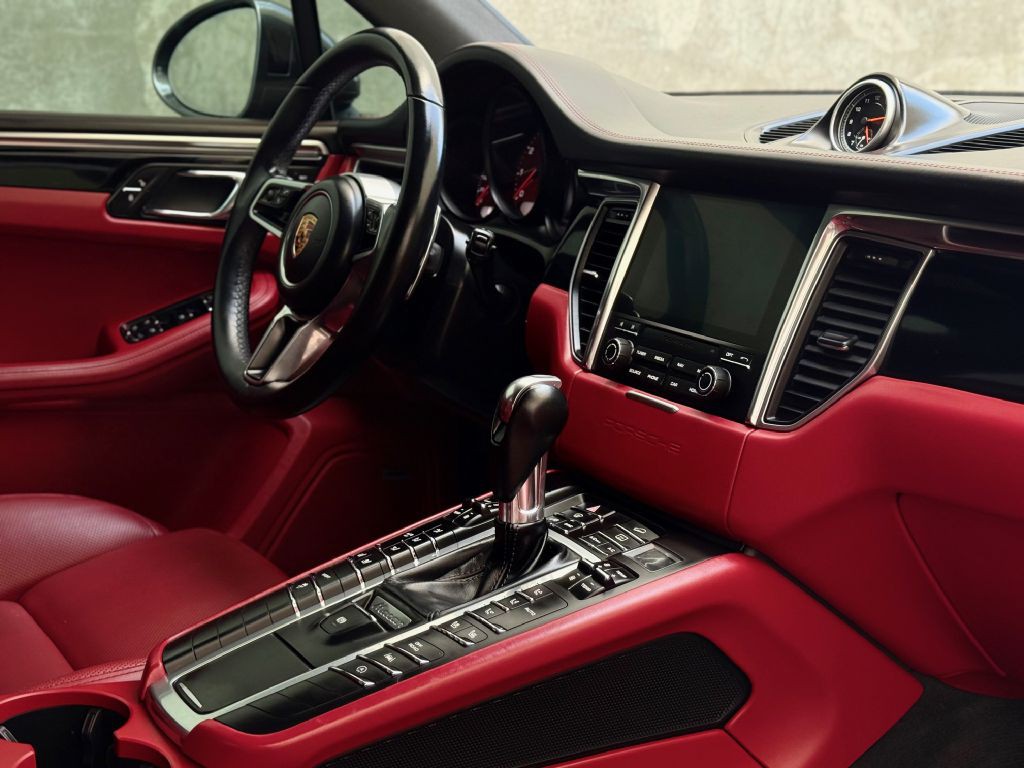 2018 Porsche Macan Image 35