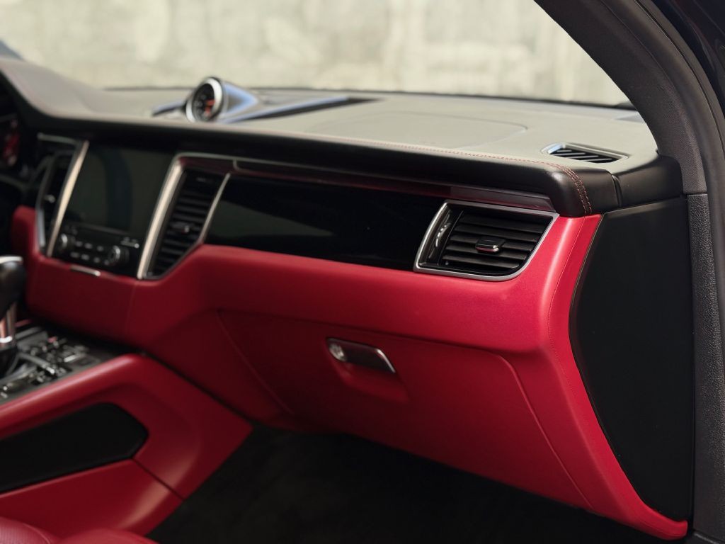 2018 Porsche Macan Image 36