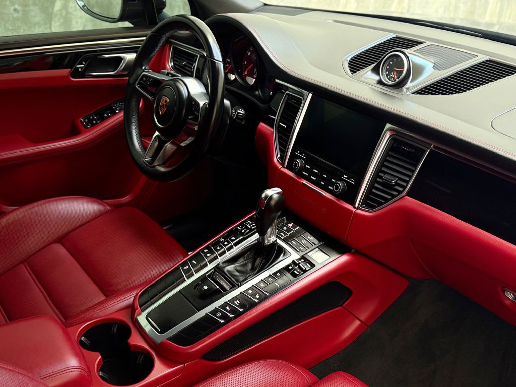 2018 Porsche Macan Image 38