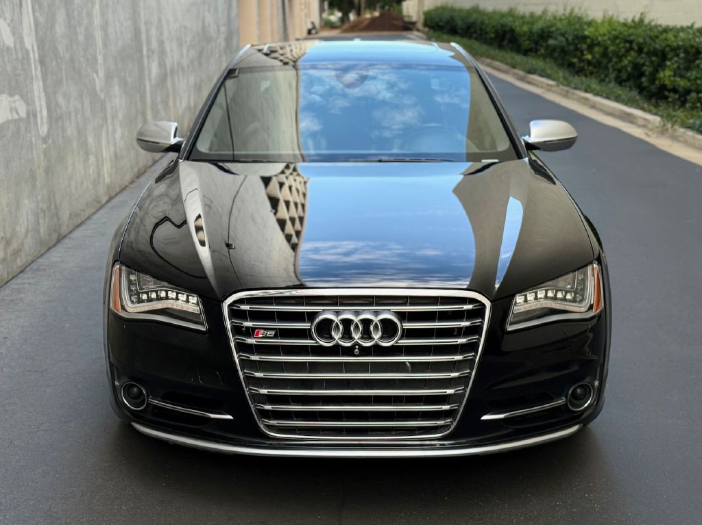 2013 Audi S8 Image 3