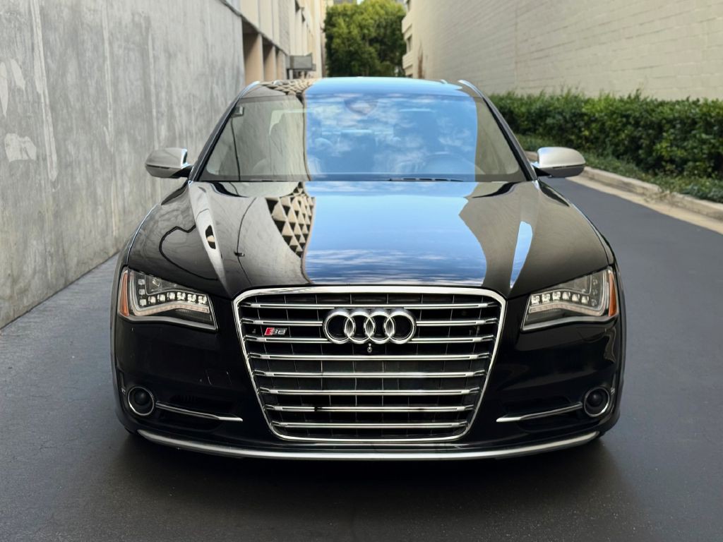 2013 Audi S8 Image 4