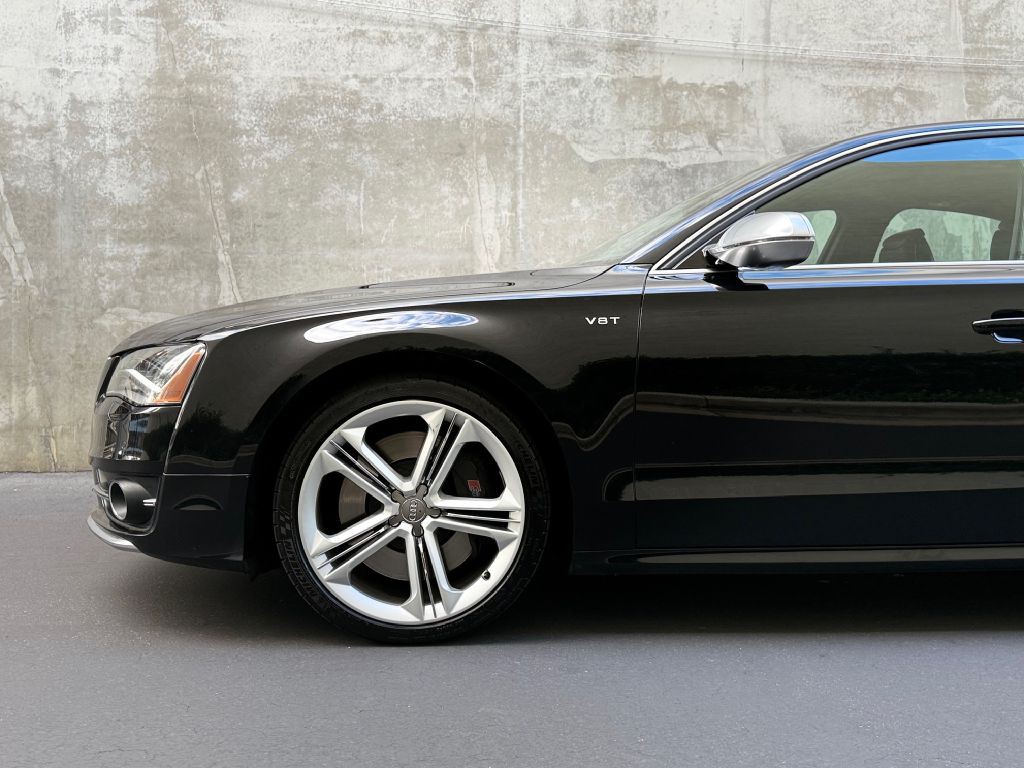 2013 Audi S8 Image 6