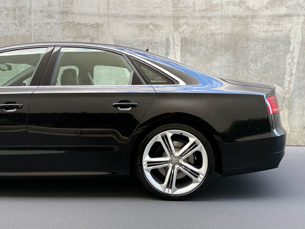 2013 Audi S8 Image 7