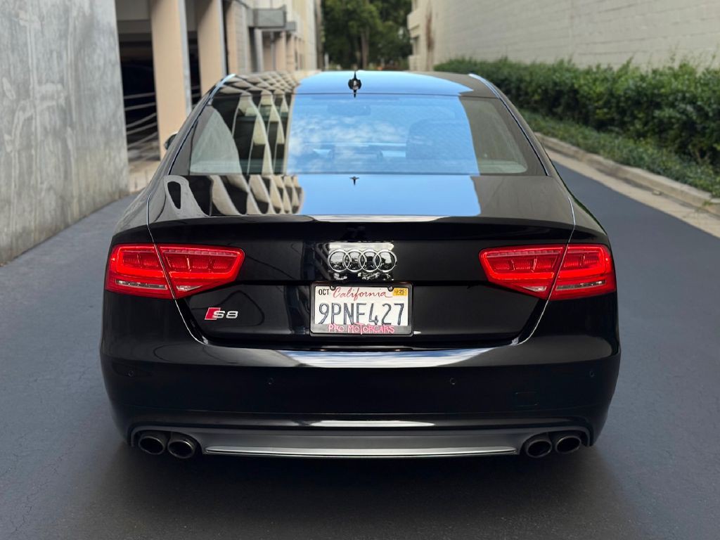 2013 Audi S8 Image 11