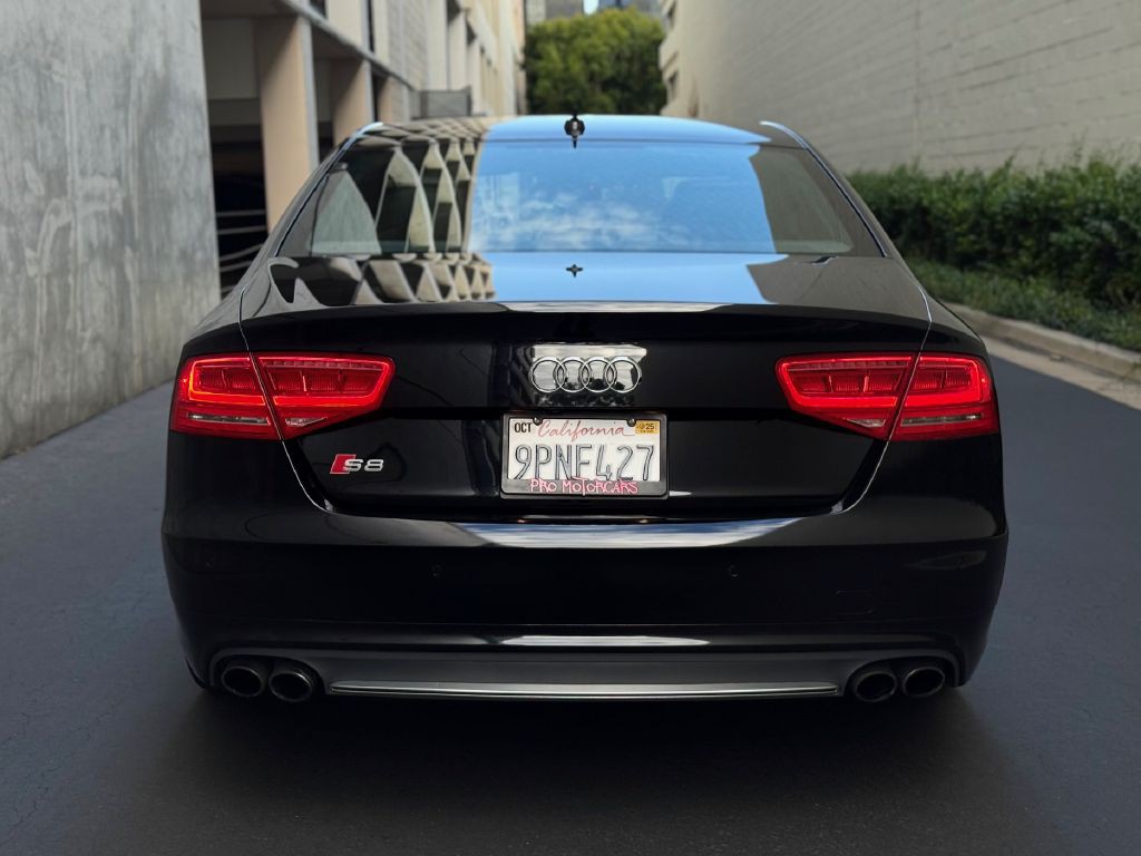 2013 Audi S8 Image 12