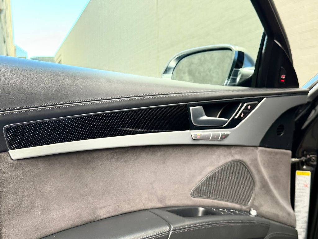 2013 Audi S8 Image 17